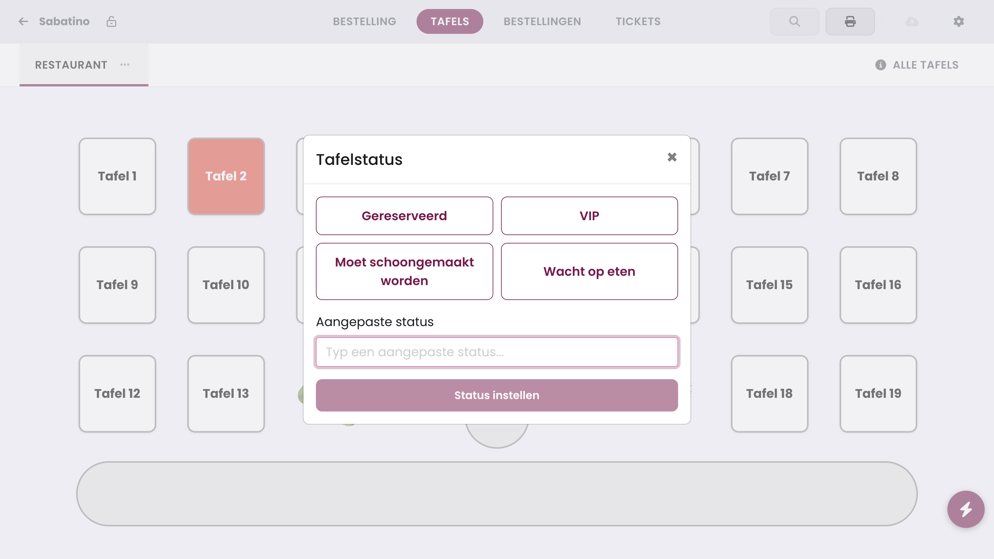 The Table status window: choose Reserved, VIP, Needs cleaning or Waiting for food, or type a custom status, and tap Set status.